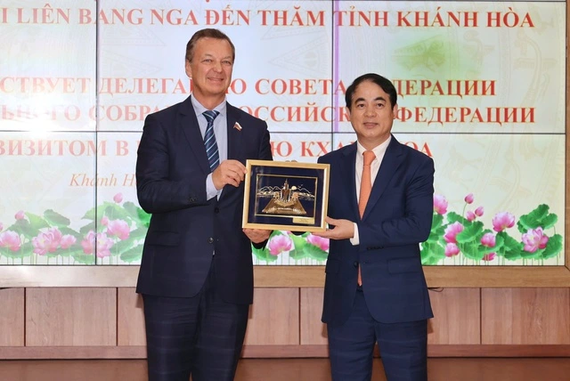 ロシア連邦会議(上院)のアンドレイ・ウラジーミロヴィチ・ヤツキン第一副議長とカインホア省党委書記のギエム・スアン・タイン氏