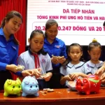 ホーチミン市内で中部への支援を寄付する子供たち