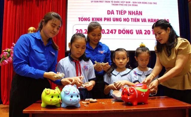 ホーチミン市内で中部への支援を寄付する子供たち