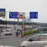 タンソンニャット空港第3ターミナルに通じる高架道路に設置された多数の看板