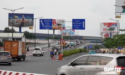 タンソンニャット空港第3ターミナルに通じる高架道路に設置された多数の看板