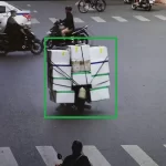 バイク後部にたくさんの荷物を積んでナンバープレートを隠す行為をAIが自動検知