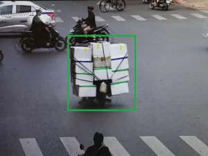 バイク後部にたくさんの荷物を積んでナンバープレートを隠す行為をAIが自動検知