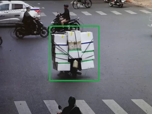 バイク後部にたくさんの荷物を積んでナンバープレートを隠す行為をAIが自動検知