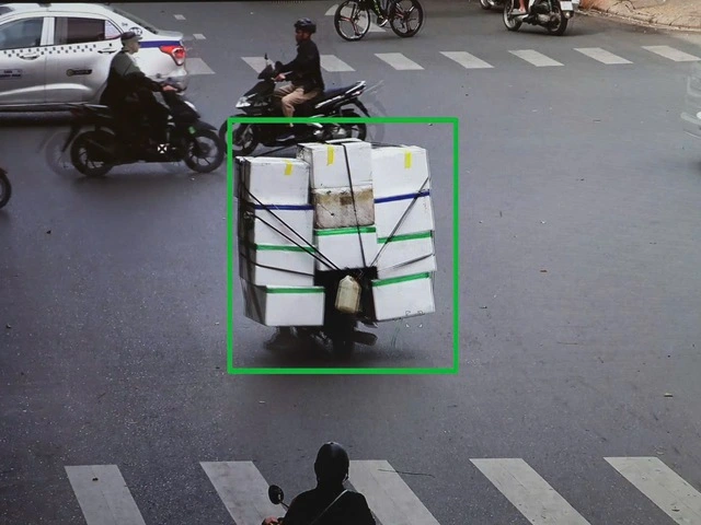 バイク後部にたくさんの荷物を積んでナンバープレートを隠す行為をAIが自動検知