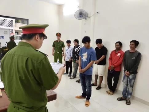 感染症の発生により埋却処分された豚を掘り起こし、解体して市場に流通させたとして逮捕された7人