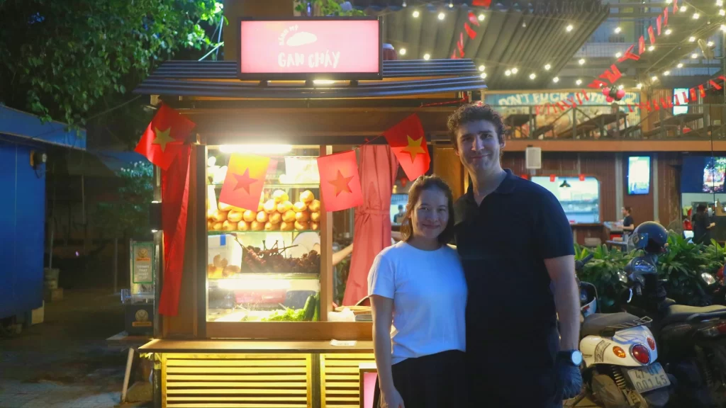 ホーチミン市の屋台でバインミーを売るトルコ国籍のペケル・フセインさん（33）と交際相手のゴー・トゥイ・タイン・トゥイさん（33）