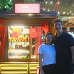 ホーチミン市の屋台でバインミーを売るトルコ国籍のペケル・フセインさん(33)と交際相手のゴー・トゥイ・タイン・トゥイさん(33)