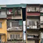 ハノイの老朽化した集合住宅