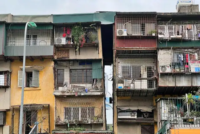 ハノイの老朽化した集合住宅