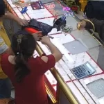 店員が目を離したすきに金のアクセサリーを盗んだ男