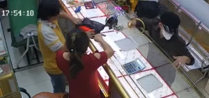 店員が目を離したすきに金のアクセサリーを盗んだ男