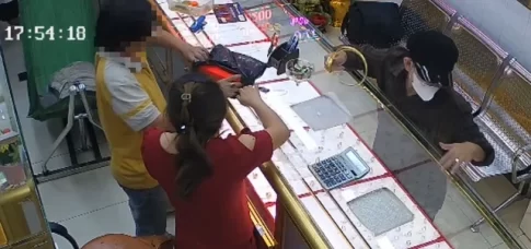 店員が目を離したすきに金のアクセサリーを盗んだ男