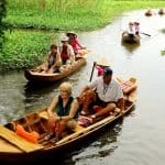 ベトナムの観光地を巡る外国人旅行者