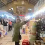 ベンタイン市場で買い物客を追い払う女性