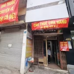 借主の小規模小売店が店舗を返却するため、借り手を募集する大家の広告