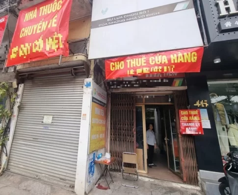 借主の小規模小売店が店舗を返却するため、借り手を募集する大家の広告