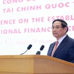 ハノイで開催された国際金融センター設立を公表する会議で議長を務めたファン・ミン・チン首相