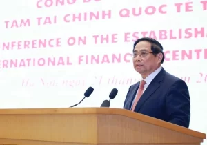 ハノイで開催された国際金融センター設立を公表する会議で議長を務めたファン・ミン・チン首相