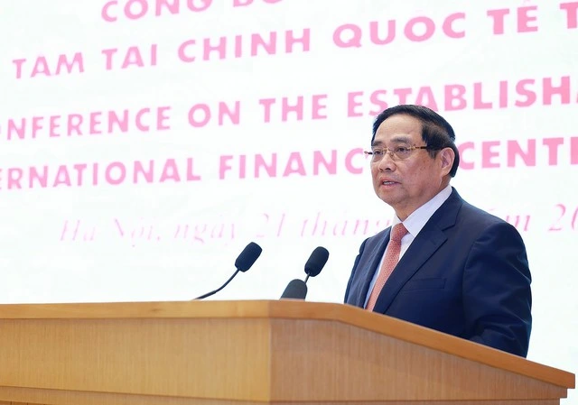 ハノイで開催された国際金融センター設立を公表する会議で議長を務めたファン・ミン・チン首相