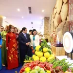 一村一品運動を視察するファン・ミン・チン首相