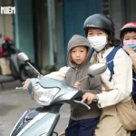 ホーチミン市内で寒さに備える市民