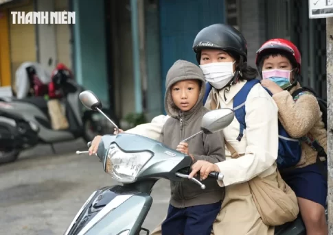 ホーチミン市内で寒さに備える市民