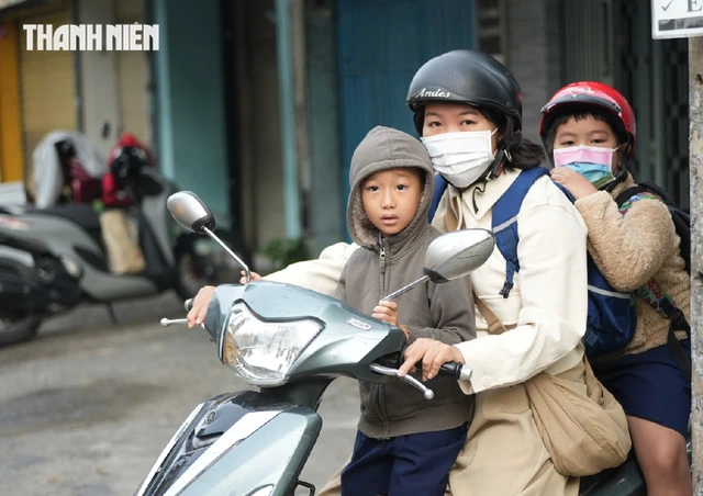 ホーチミン市内で寒さに備える市民