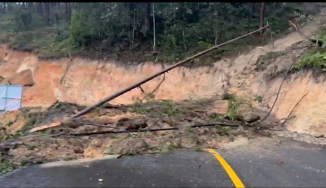 再び崩落したミモサ峠