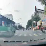 信号を無視して交差点を通過する市バス