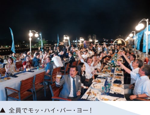 アイザキベトナム10周年記念パーティで参加者全員による乾杯