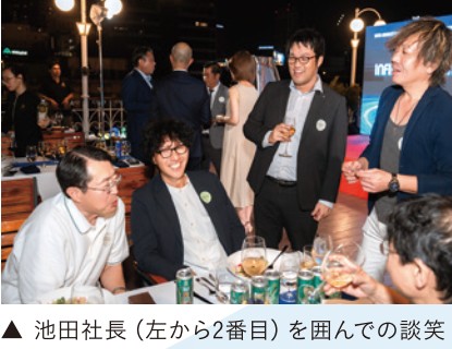 池田社長（左から2人目）を囲んで談笑する参加者