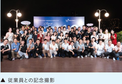 10周年記念パーティー終了後、アイザキベトナムの社員による集合写真