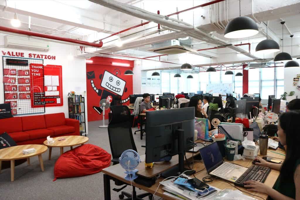ITViecのオフィス内作業風景