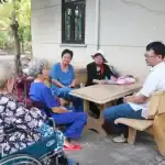 ベンチで談笑するベトナムの高齢者たち