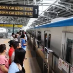 ホーチミン市メトロ1号線のホームに並ぶ市民