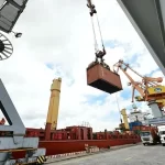 港湾でのコンテナ積込作業