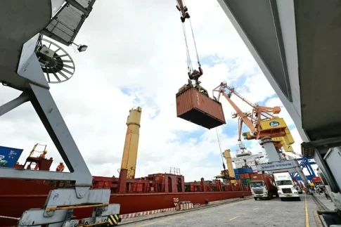 港湾でのコンテナ積込作業