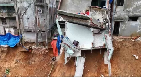 土砂崩れによって崩落したケサン地区の第3A集落の住宅