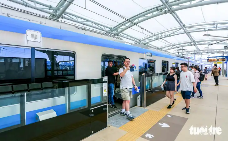 ホーチミン市メトロ1号線を利用する市民
