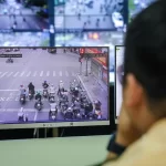 AI監視カメラが自動検知した交通違反を目視で確認する交通警察官
