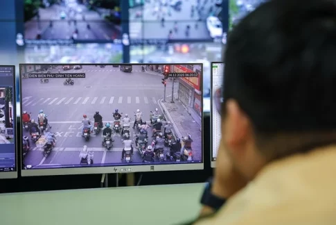 AI監視カメラが自動検知した交通違反を目視で確認する交通警察官