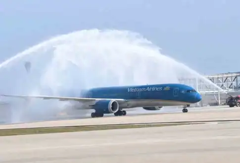 ロンタイン空港完成式典に合わせて着陸したベトナム航空のボーイング787-9型機