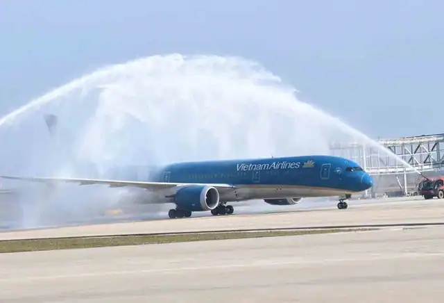 ロンタイン空港完成式典に合わせて着陸したベトナム航空のボーイング787-9型機
