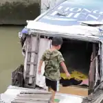 ホーチミン市の運河沿いにある住居兼用の古い船