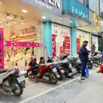 ブラックフライデーをPRするハノイの小売店