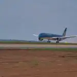 試験飛行でロンタイン空港に着陸したベトナム航空の飛行機