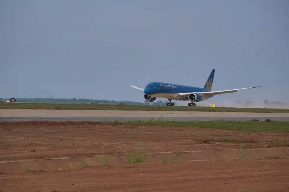 試験飛行でロンタイン空港に着陸したベトナム航空の飛行機