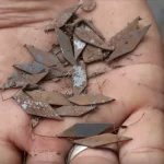 バイクをパンクさせる目的で道路上に撒かれた金属片