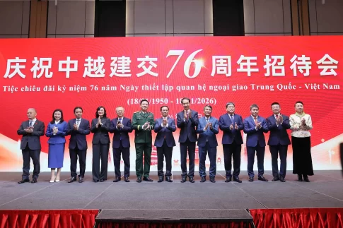 ベトナムと中国の外交関係樹立76周年を祝うレセプションに出席するブイ・タン・ソン副首相と代表団